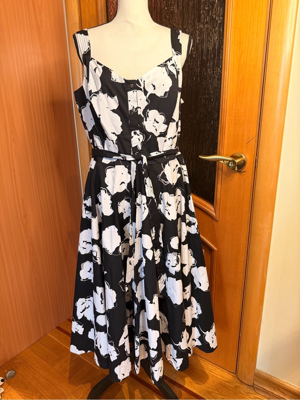 White house black market Black & White Floral Sundress with Tie Waist Sz 16